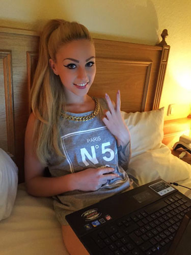 Lucy Cat mit Laptop im Bett